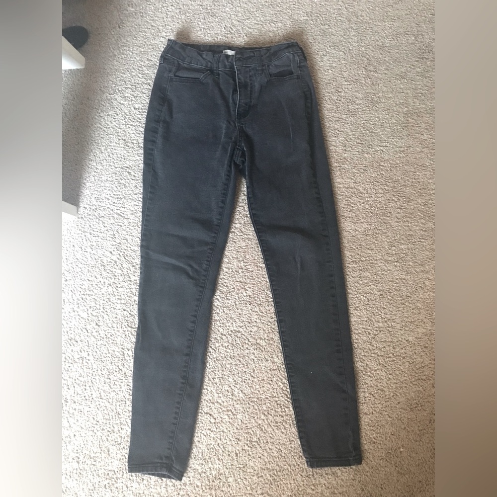 So high rise black jegging